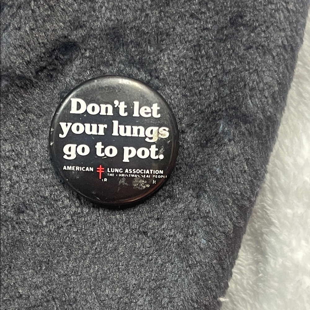 Vintage pin/button Don’t let your lungs got to pot. American Lung Association